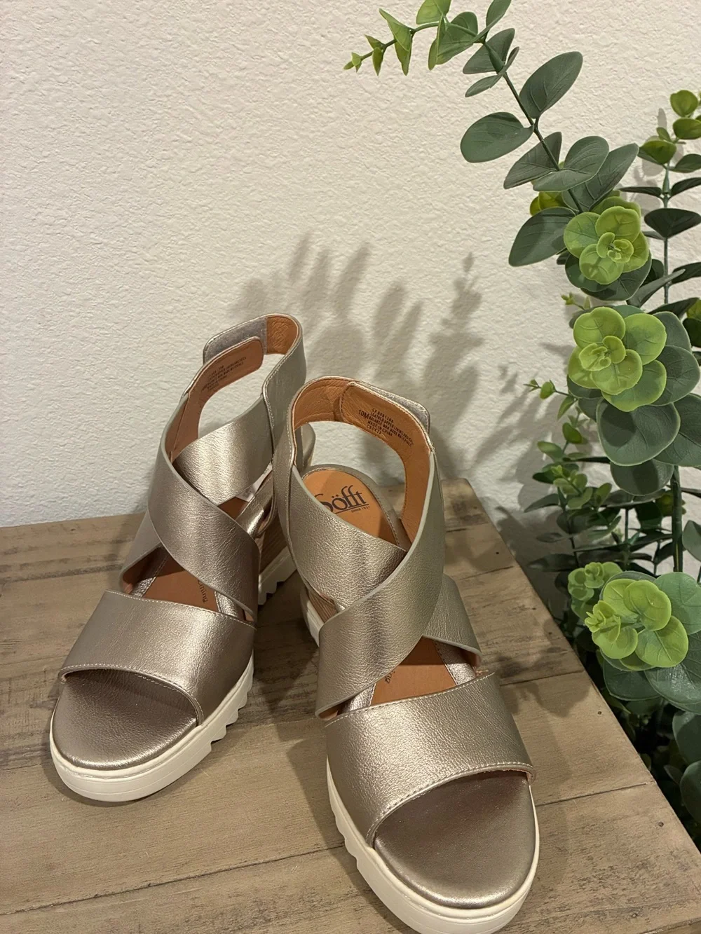 Söfft Metallic Gold Leather Platform Wedge Sandals Size 10.